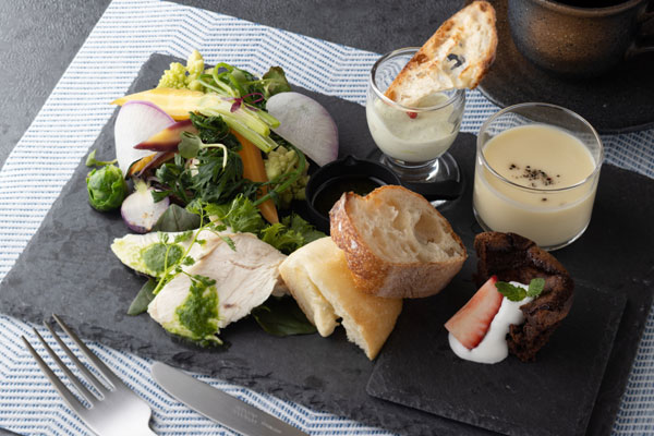 淡路鶏もも肉のポワレランチ